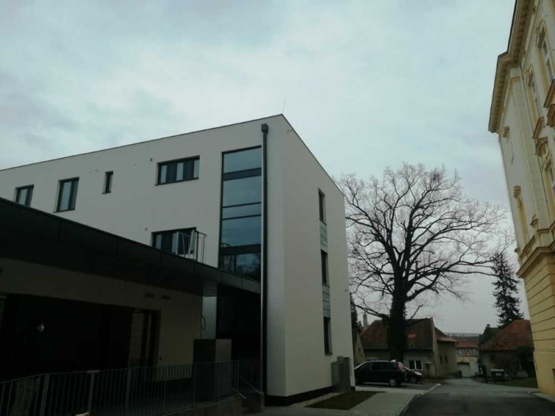 Hliníková fasádní stěna v přístavbě gymnázia v Bučovicích