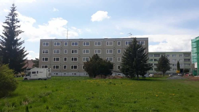 122 oboustranně bílých výplní systému Avantgarde 7000 v panelovém domě