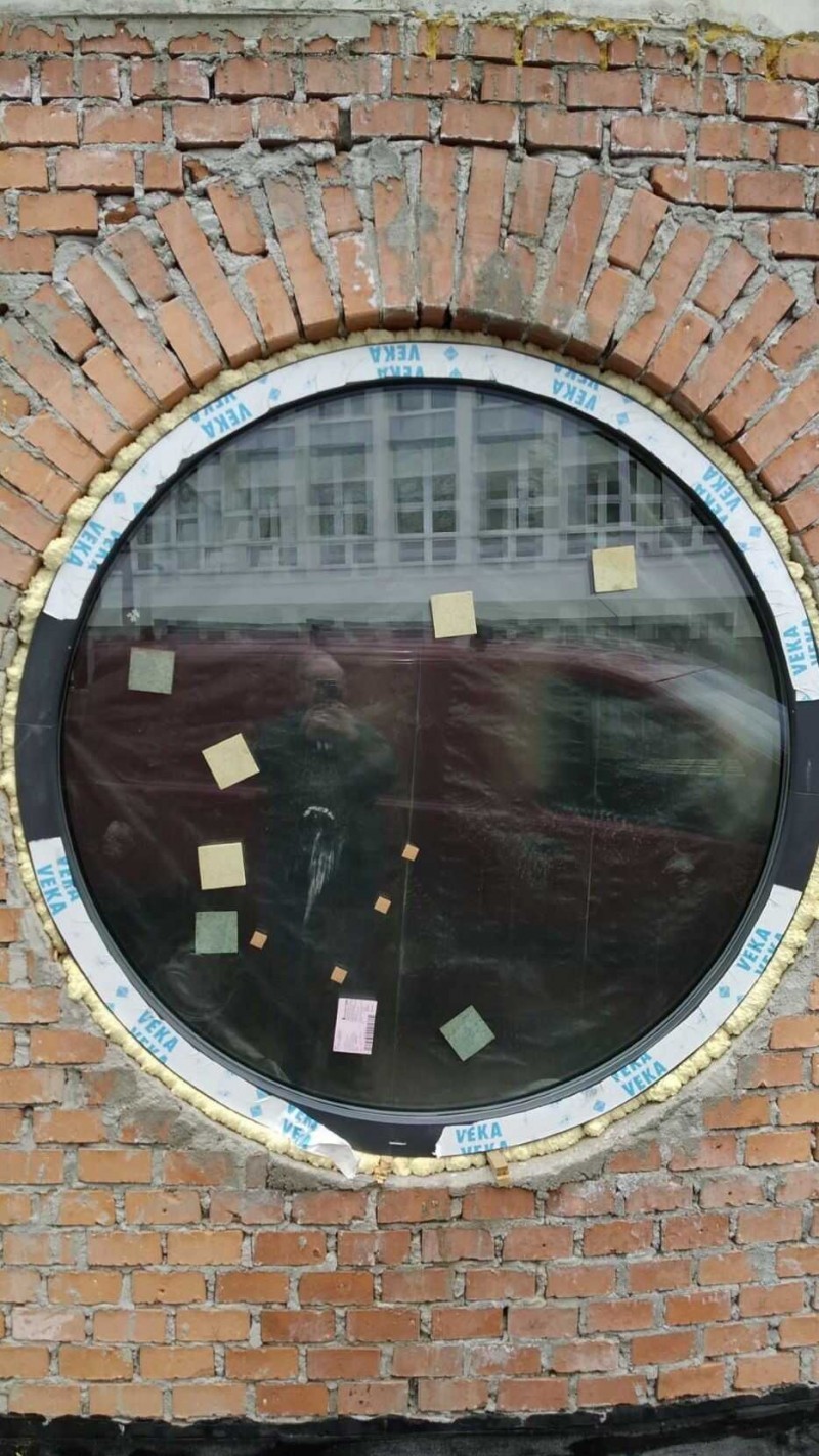 Kulaté plastové okno VEKA Softline 82 na ZŠ Logopedická na Praze 10