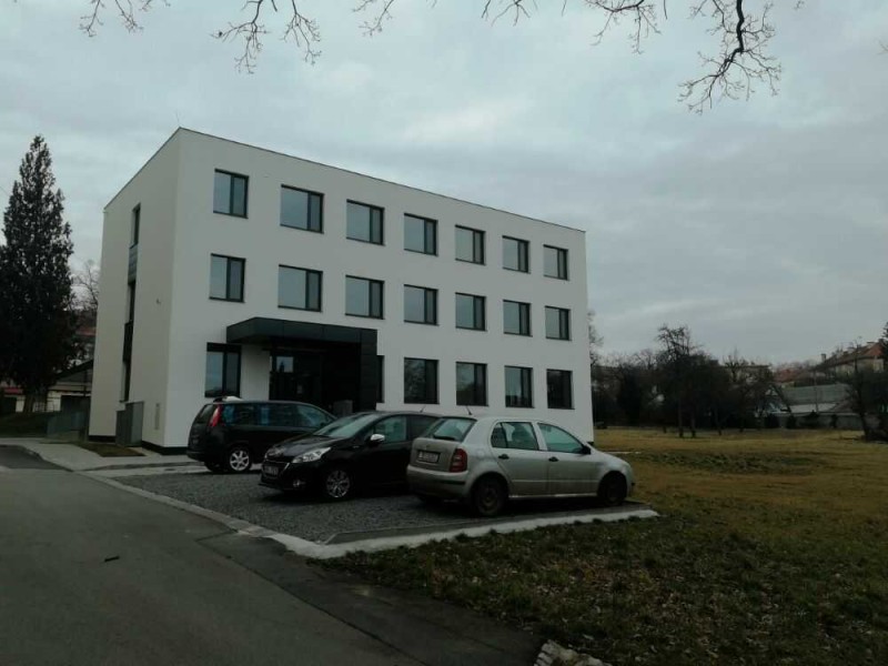 Instalace antracitových oken VEKA do přístavby gymnázia v Bučovicích 