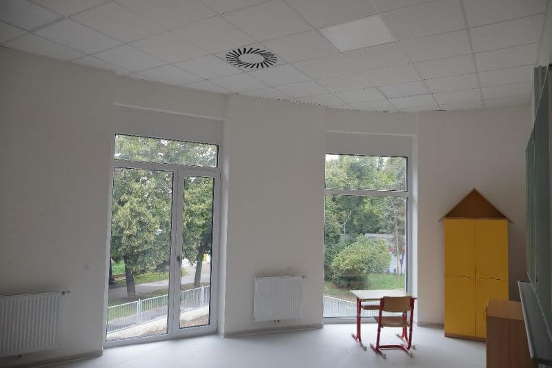 Plastová okna z vnitřní strany na ZŠ na Praze 10