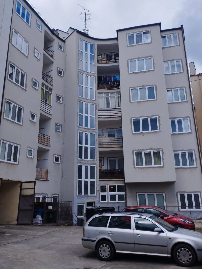 Výměna oken v bytovém domě v Plzni včetně zednického zapravení 