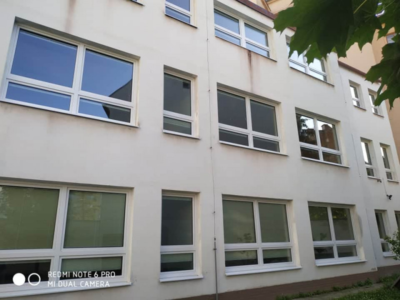 Oboustranně bílá plastová okna VEKA Perfectline na ZŠ a MŠ v Brně