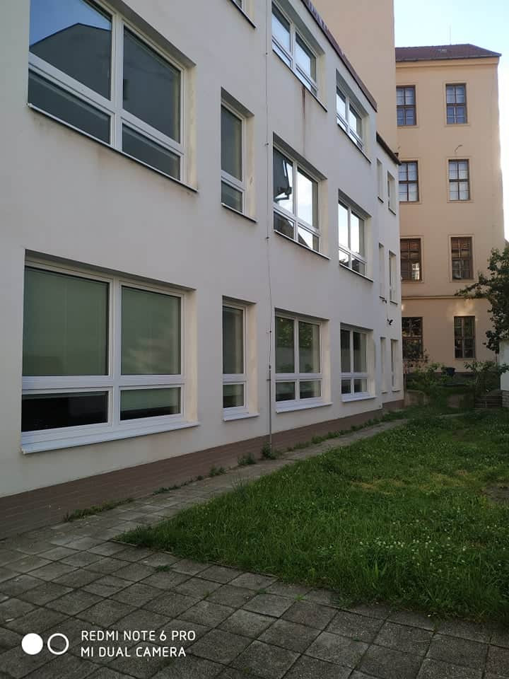 Oboustranně bílá plastová okna VEKA Perfectline na ZŠ a MŠ v Brně