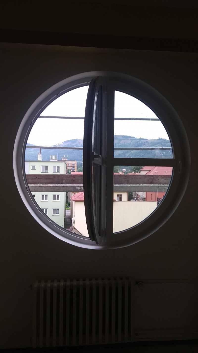 Kruhové bílé plastové okno