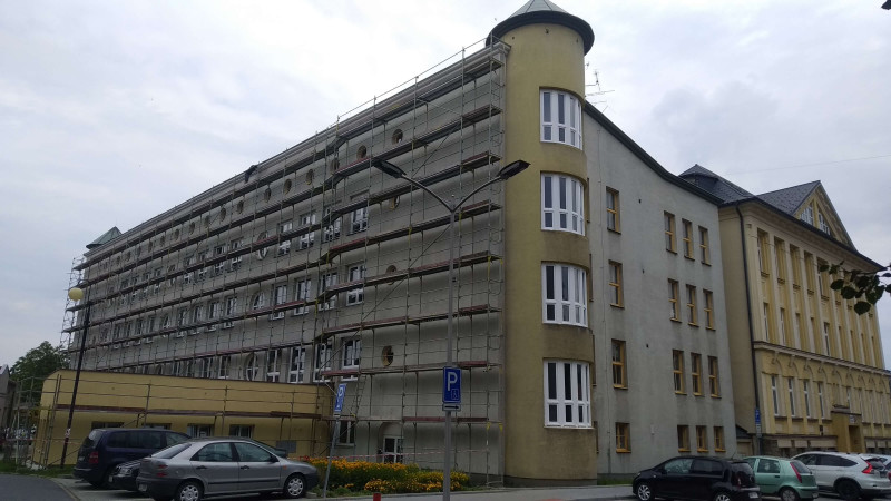 Instalace bílých plastových oken na ZŠ ve Frýdlantu