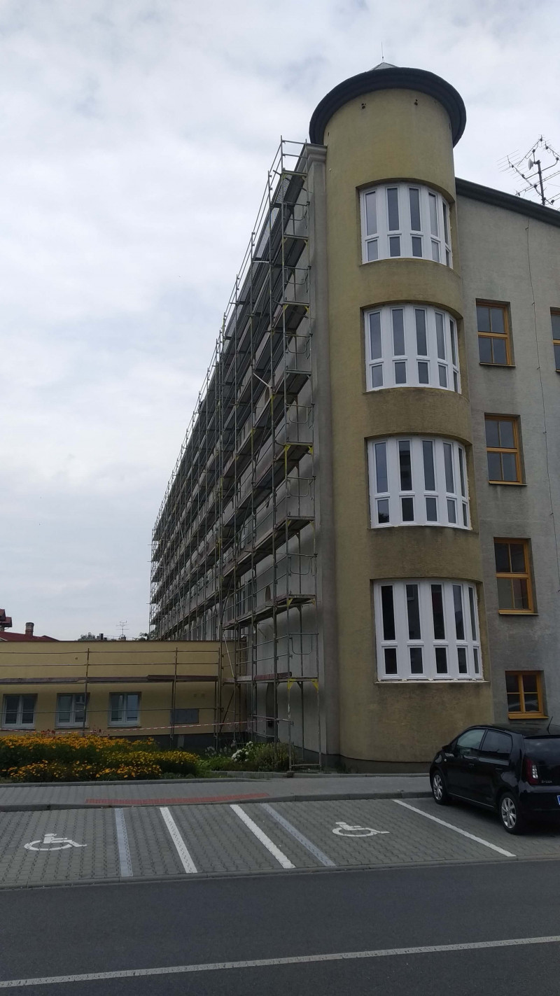 Instalace bílých plastových oken na ZŠ ve Frýdlantu