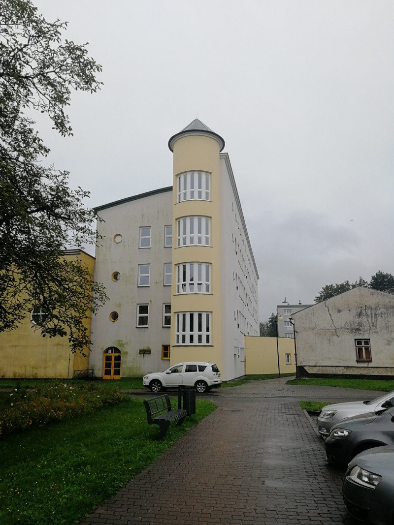 Instalace bílých plastových oken na ZŠ ve Frýdlantu