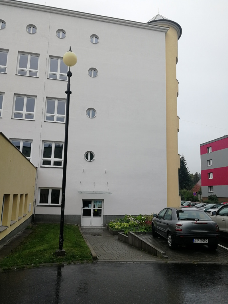 Instalace bílých plastových oken na ZŠ ve Frýdlantu