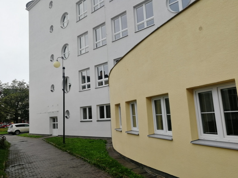 Instalace bílých plastových oken na ZŠ ve Frýdlantu