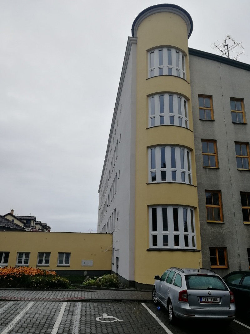 Instalace bílých plastových oken na ZŠ ve Frýdlantu